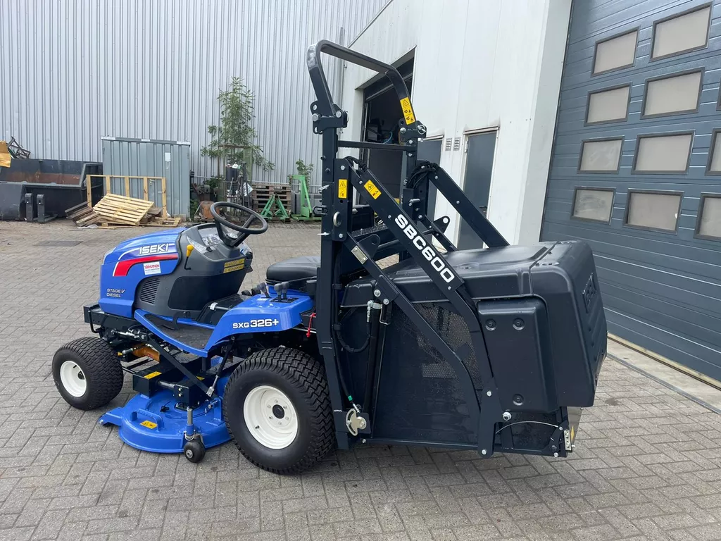 Iseki TRACTOR SXG326H MET MAAIDEK EN OPVANG