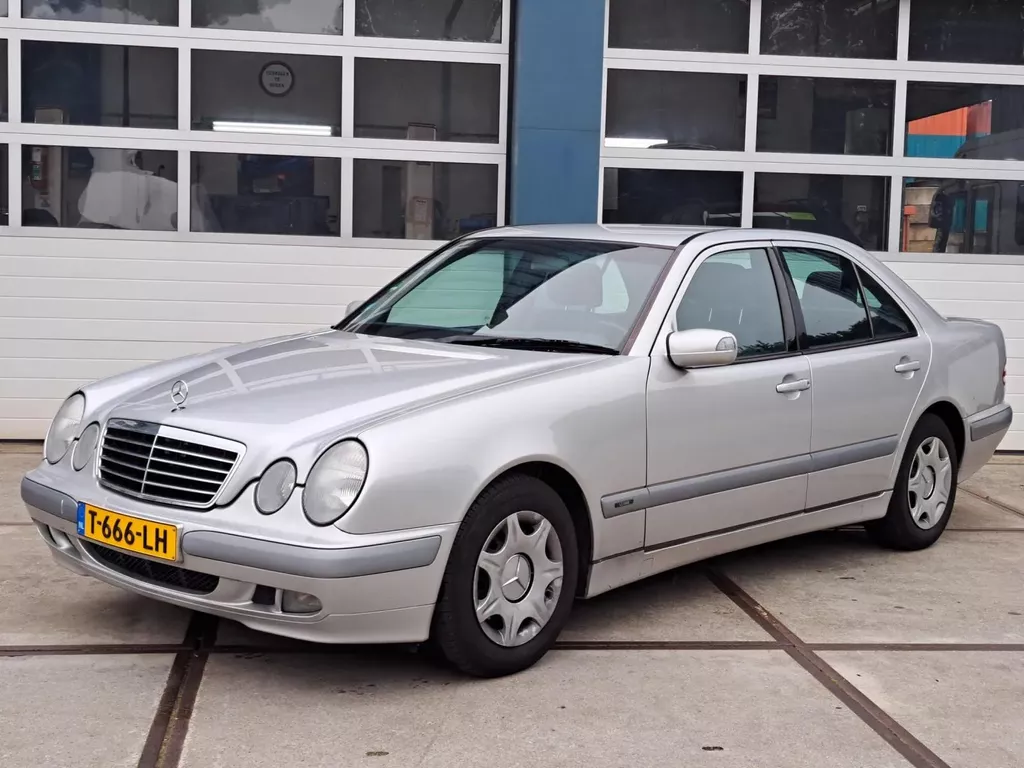 Mercedes-Benz E-klasse E240 Classic automaat