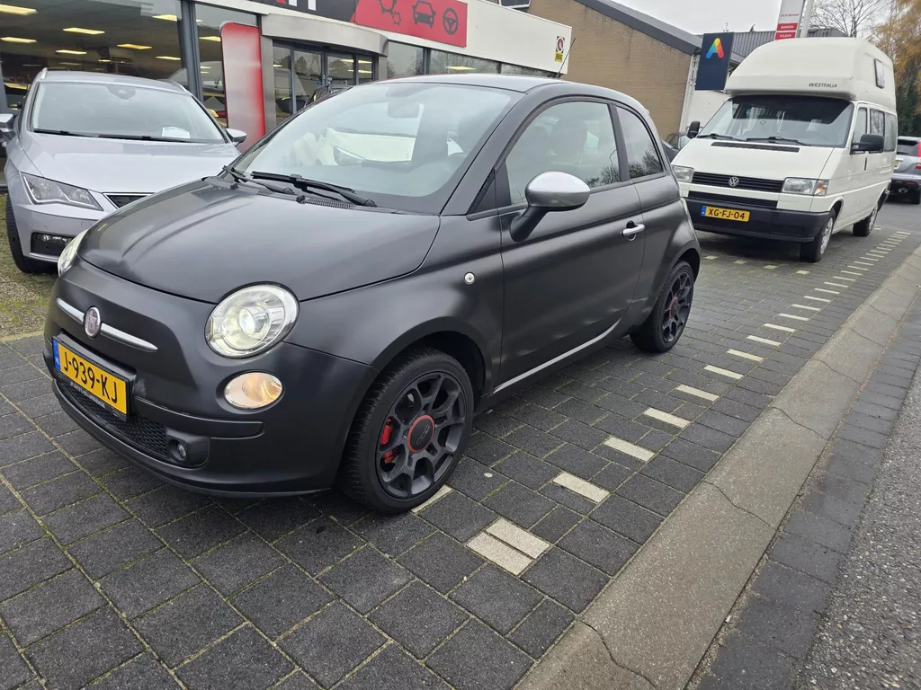 Fiat 500 1.4-16V Sport dit is een mooie mat zwarte fiat 500 met climatronic, half leer, sportvelgen, navigatie enz