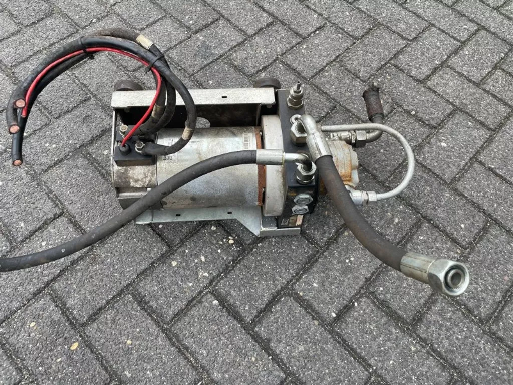 Diverse VSE POMPUNIT 6.61 CC 185 BAR
ISKRA AML 6208 11.213.118 24V-2.2KW