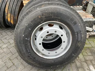 Diverse PIRELLI 295/80R22.5 FR:01 TRIATHLON MET VELG (ALS NIEUW)