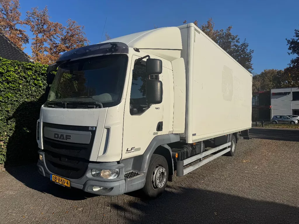 DAF LF 180 Bakwagen met slaapcabine