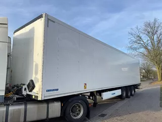 Krone 3 ass geisoleerde oplegger met laadklep