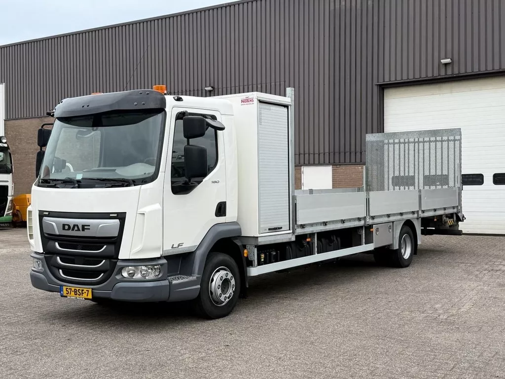 DAF LF 180 FA / Only 15.132 km !! / Oprijwagen Machinetransporter / Lier / Oprijklep / NIEUWSTAAT !! / BJ: 10-2021 / NL Truck
