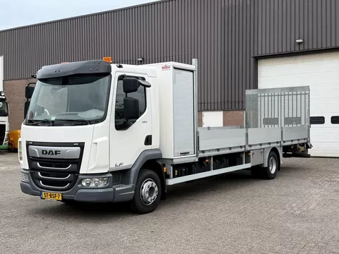 DAF LF 180 FA / Only 15.132 km !! / Oprijwagen Machinetransporter / Lier / Oprijklep / NIEUWSTAAT !! / BJ: 10-2021 / NL Truck