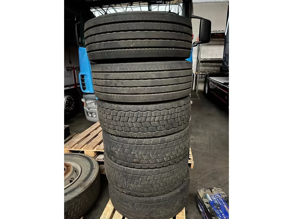 Continental Bandenset 2 x 315/60R22.5 + 4 x 295/60R22.5 Bandenset 2 x 315/60R22.5 + 4 x 295/60R22.5