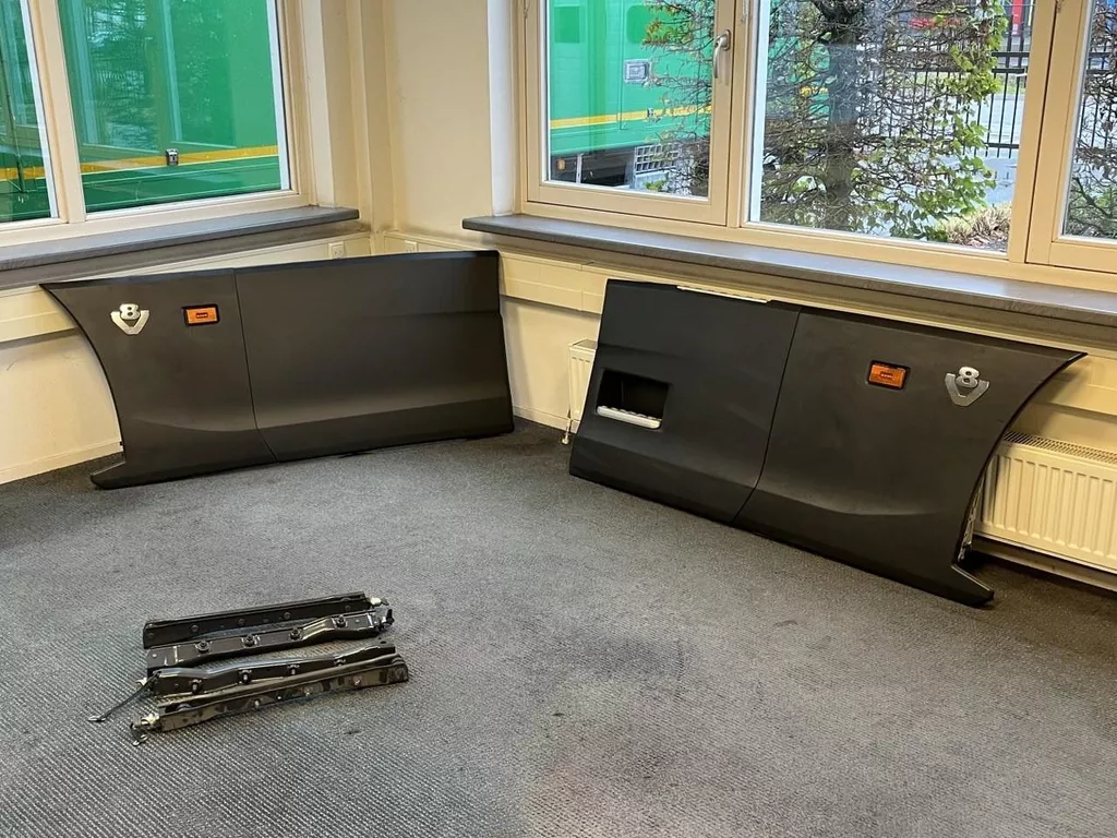 Scania NGS Nextgen Zijskirts set NGS Nextgen Zijskirts set NIEUW - NEW t.b.v. 405 WB voorloper 6x2 Incl. steunen en verlichting