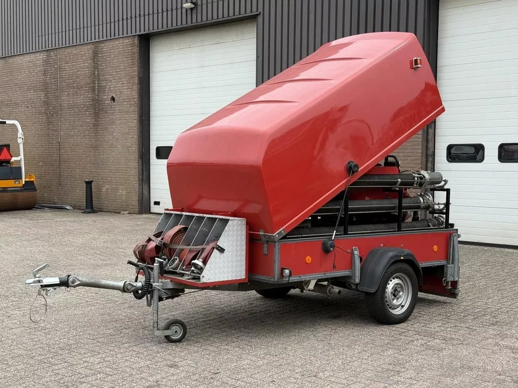 Westfalia Brandweer motorspuit Bombardier-Rotax Brandweer motorspuit Bombardier-Rotax incl. hulpstukken, slangen, buizen koppelingen Ex overheid / Feuerwehr - Cuerpo de bomberos - Pompiers