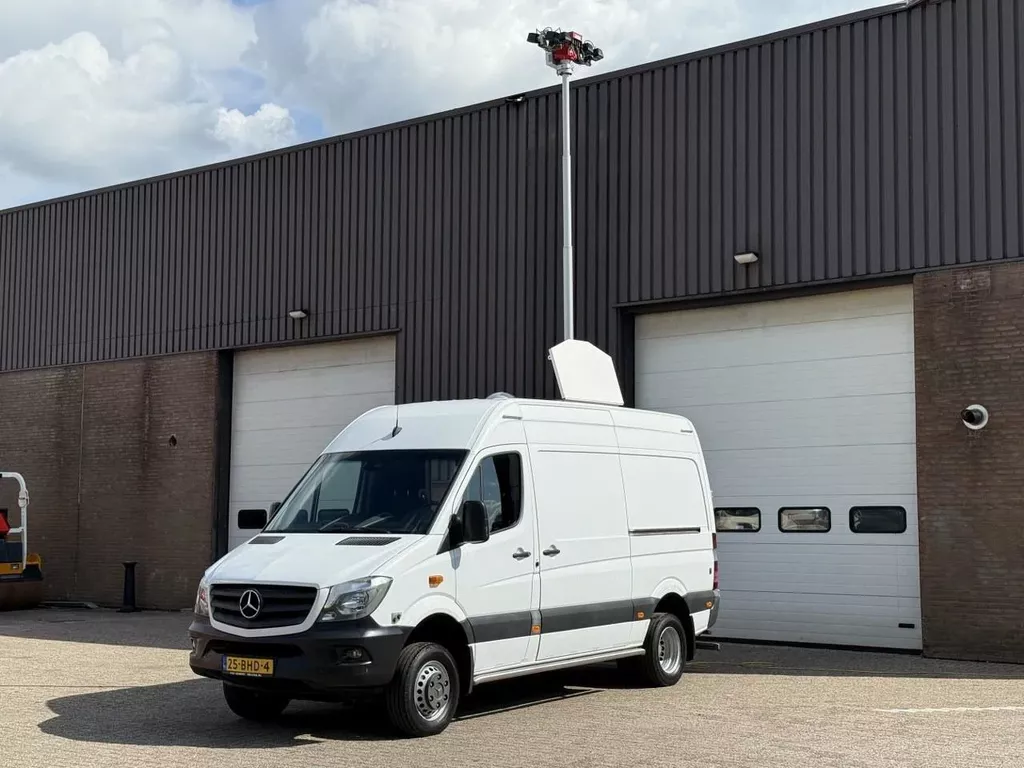 Mercedes-Benz Sprinter 519 CDI / 4x4 / Automaat / 6 cilinder / Ex Politie / Lichtmast / Inrichting / Special !!