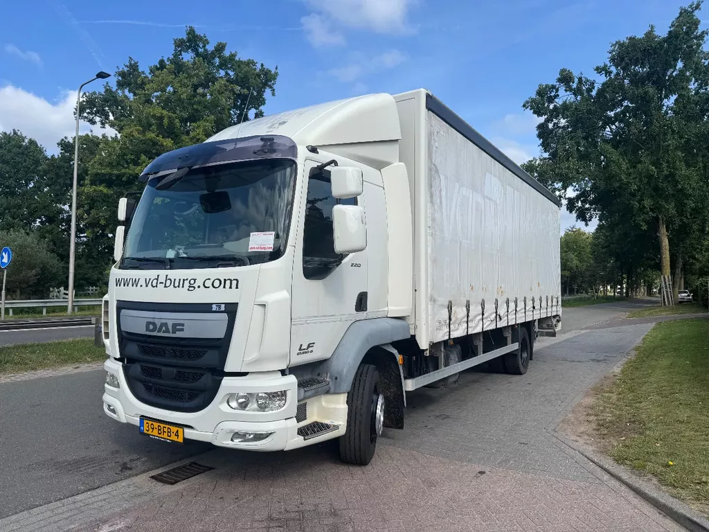 DAF LF 220 Slaapcabine, Schuifzeil - Playwood