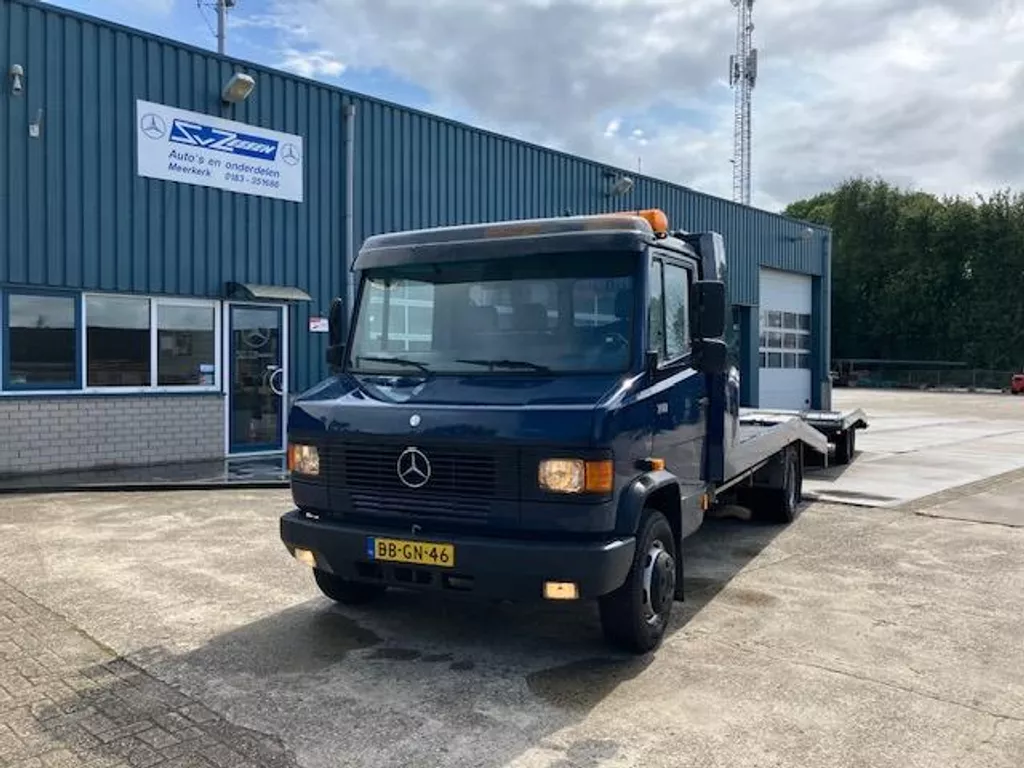 Mercedes-Benz 711 D met Witteveen autotransporter