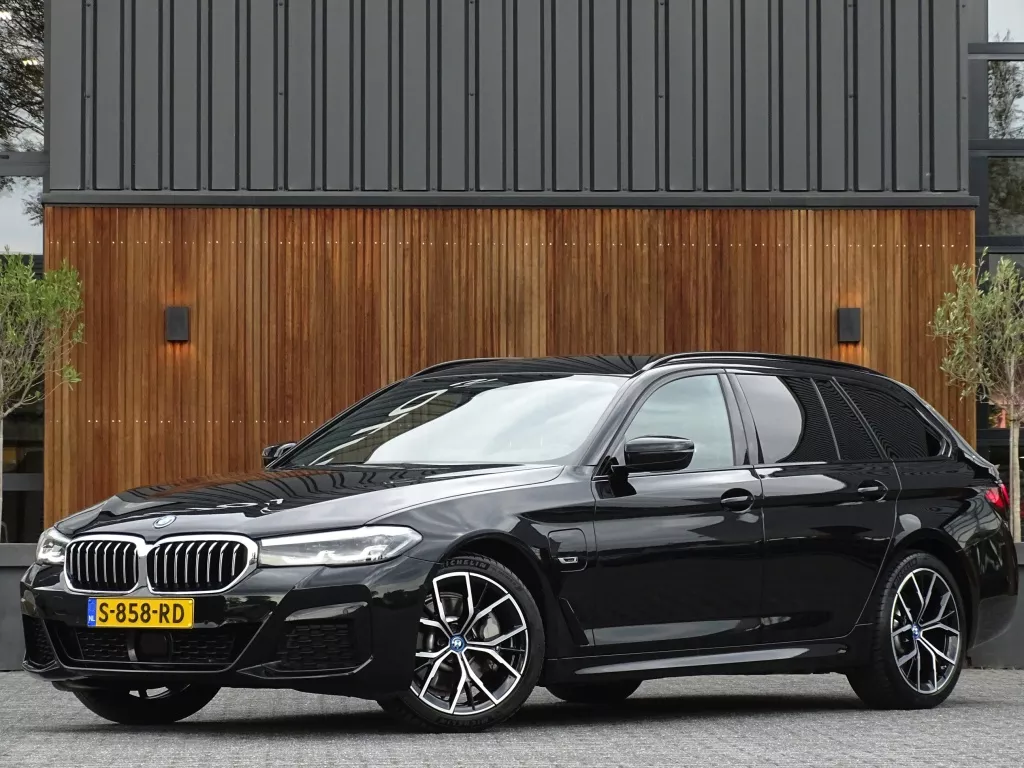 BMW 5 Serie Touring 530e 292PK / M-sport / Morel Audio / ACC / 2022
