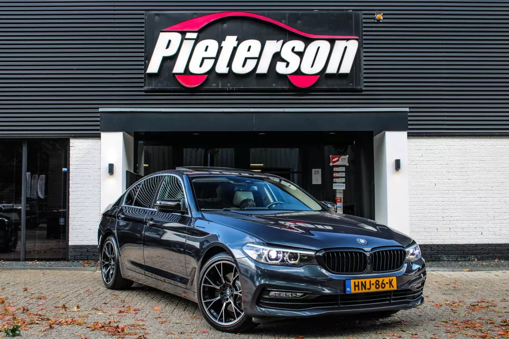 BMW 5-serie 520i SPORT PANO CAMERA MEMORY LEDER LED CRUISE