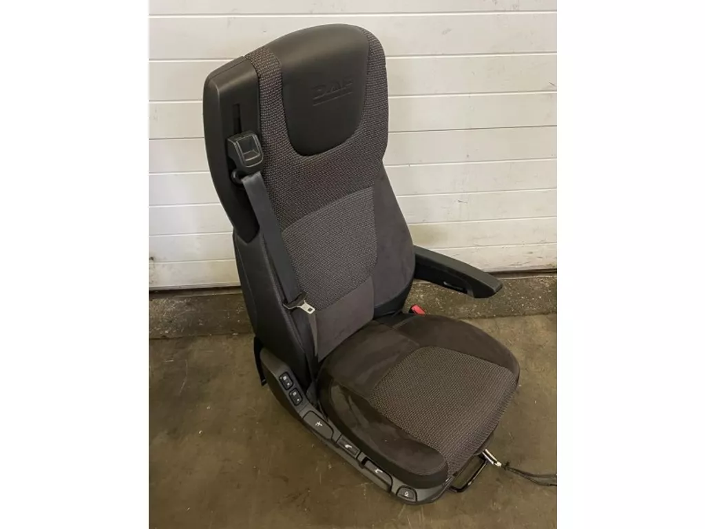 DAF 1879254 BIJRIJDERSSTOEL MET DAF-LOGO