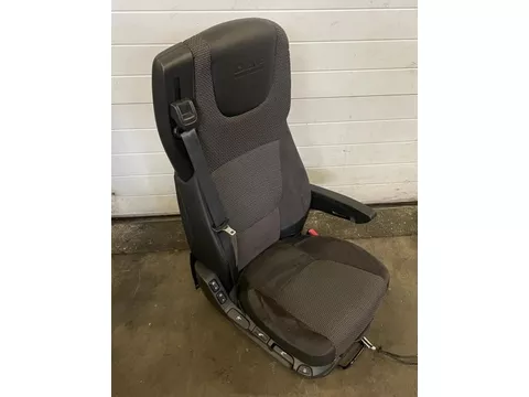 DAF 1879254 BIJRIJDERSSTOEL MET DAF-LOGO