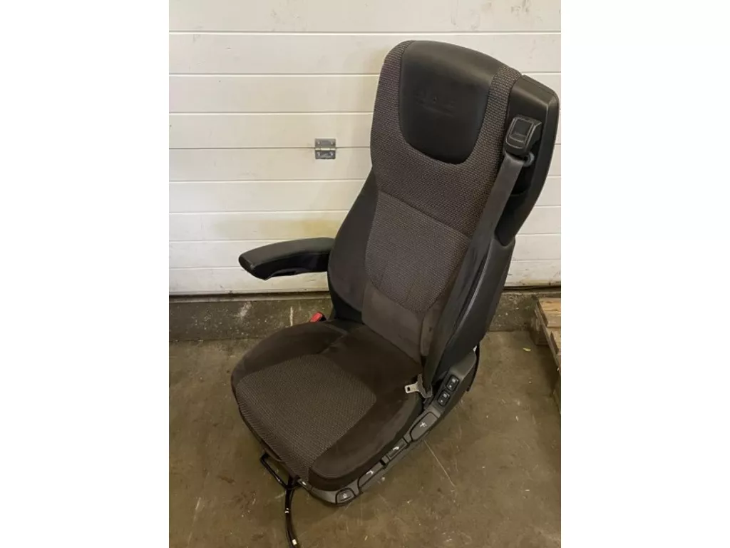 DAF 1879090 / 2158419 BESTUURDERSSTOEL MET DAF-LOGO