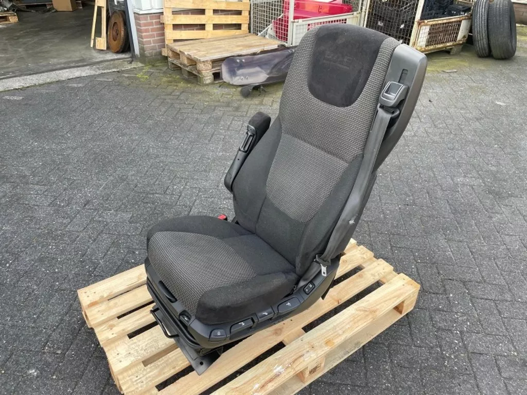 DAF 1879098 / 1979118 DRIVER SEAT WITH DAF-LOGO