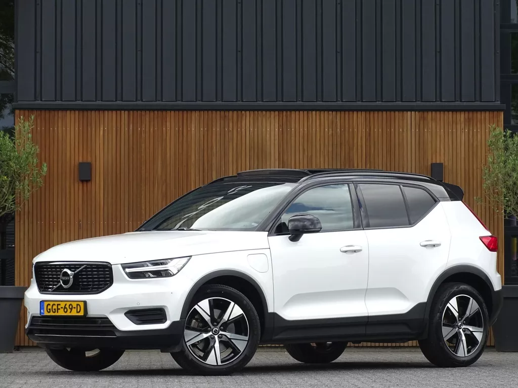 Volvo XC40 T4 211PK Recharge / R-Design / 2021 / LED