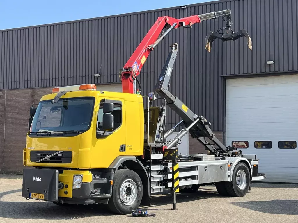 Volvo 240 FE HMF Z-Crane / Radio remote / Hooklift Haakarm / Only 207.106 km !! / Euro5 EEV / NL Truck