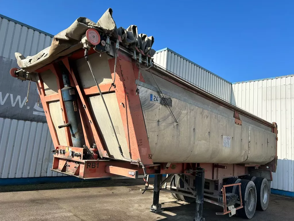 Fruehauf 2 Axle Steel Tipper , 8 Tyres, Spring Suspension , Drum Brakes