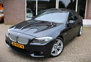 BMW 5-serie 520d High Executive M-pakket, Panorama dak, Head-up display, Stoelverwarming, Trekhaak, Airco, Cruise control, NAVI, Parksens. V en A, Hifi aktief audio systeem, 19&quot; LMV