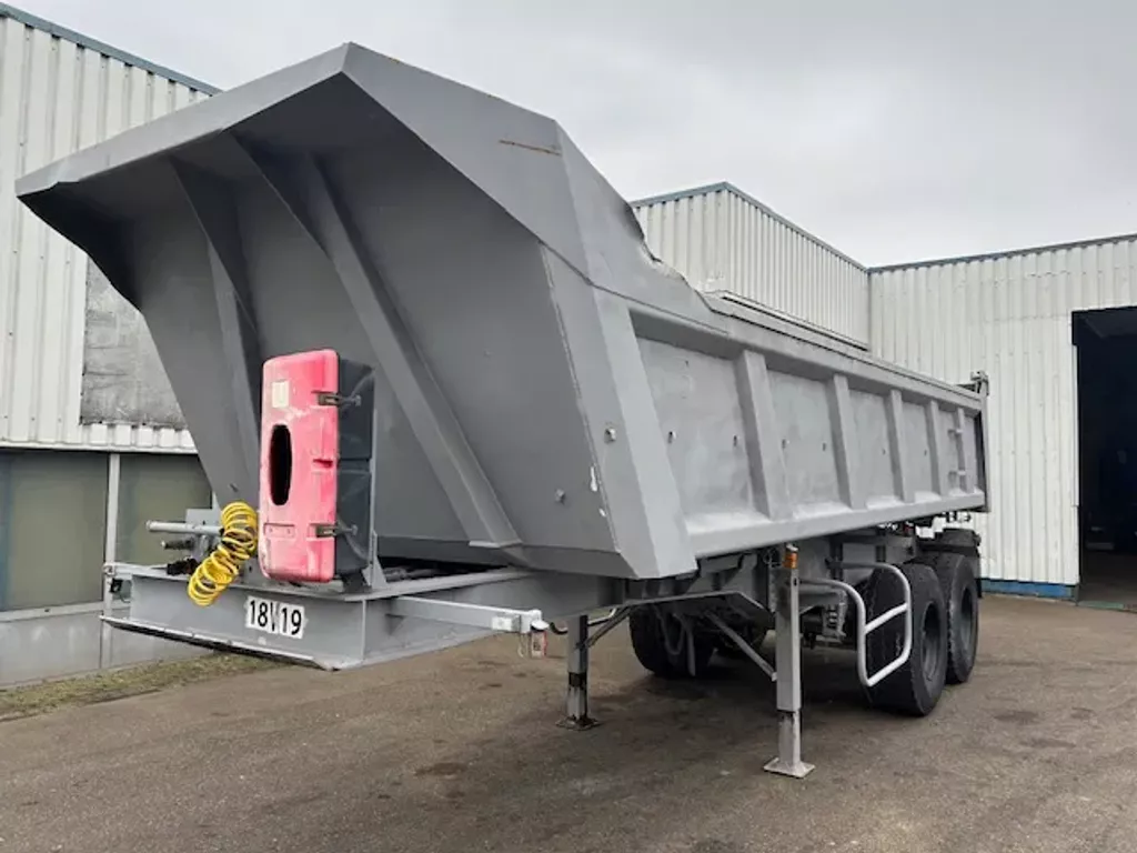 CIF 2 Axle Steel Tipper , Spring Suspension , Drum Brakes