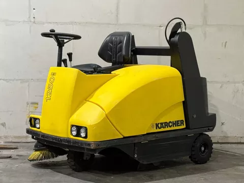 K&auml;rcher Veegmachine hoog kieper 24V elektro nieuwe accu&rsquo;s!