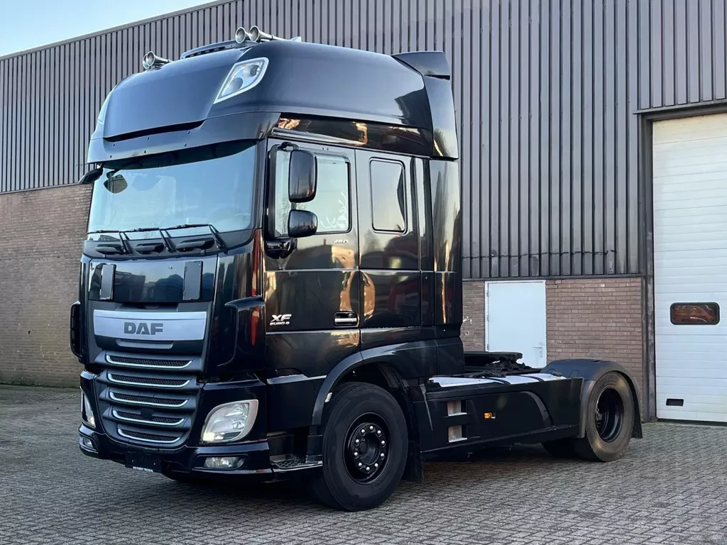 DAF XF 460 / Manual / Retarder / 2 x Tank / Full spoiler / Parking airco / 6-2016