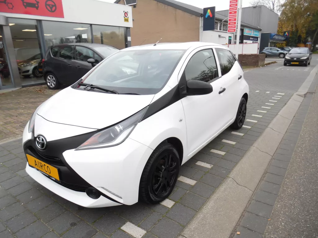 Toyota Aygo 1.0 VVT-i x 5 deurs , airco, centrale vergrendeling, elektrische ramen sportvelgen, enz