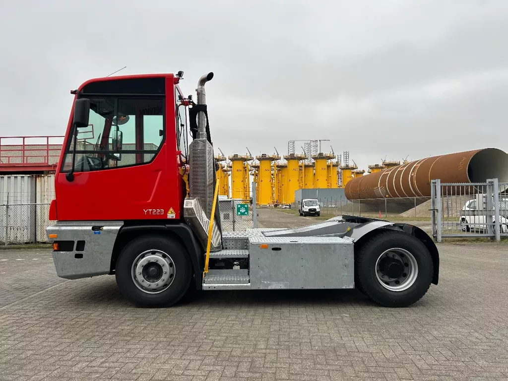 Terberg YT 223 4x2 aangedreven terminal trekker