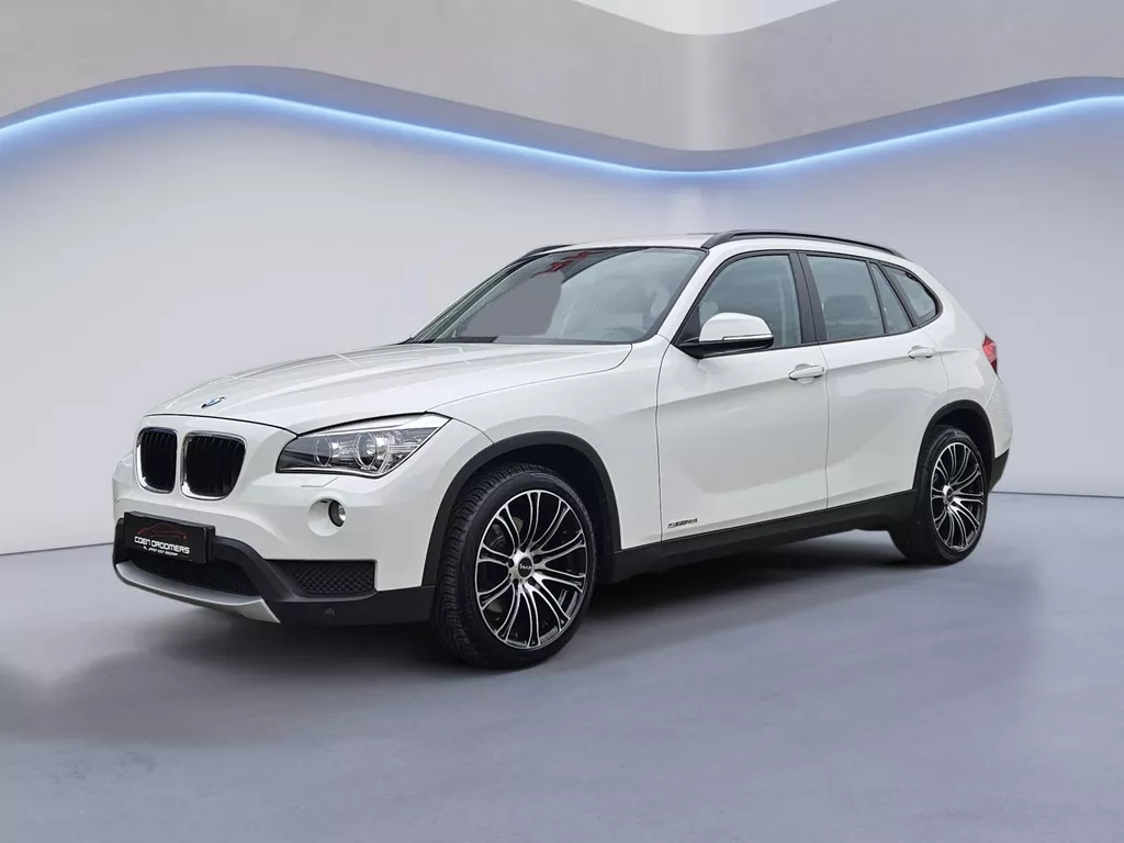 BMW X1 sDrive18i /Apple Carplay/Parkeersens. V+A/Licht&amp;regensens./Stoelverw./Bi-Xenon/18''LMV/(MET GARANTIE*)