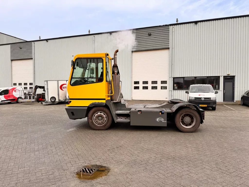 Terberg YT 222 4x2 aangedreven terminal trekker