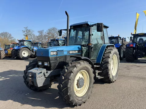 NEW HOLLAND 8240