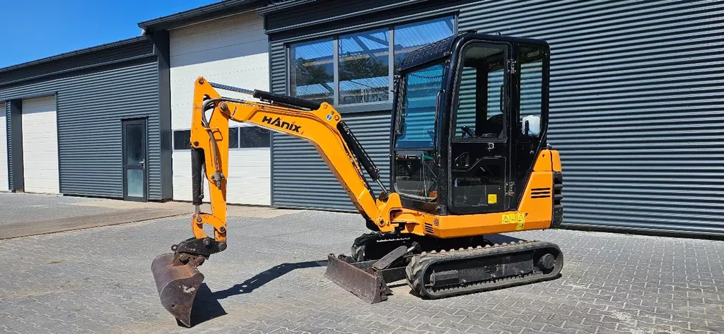 Hanix H 17D