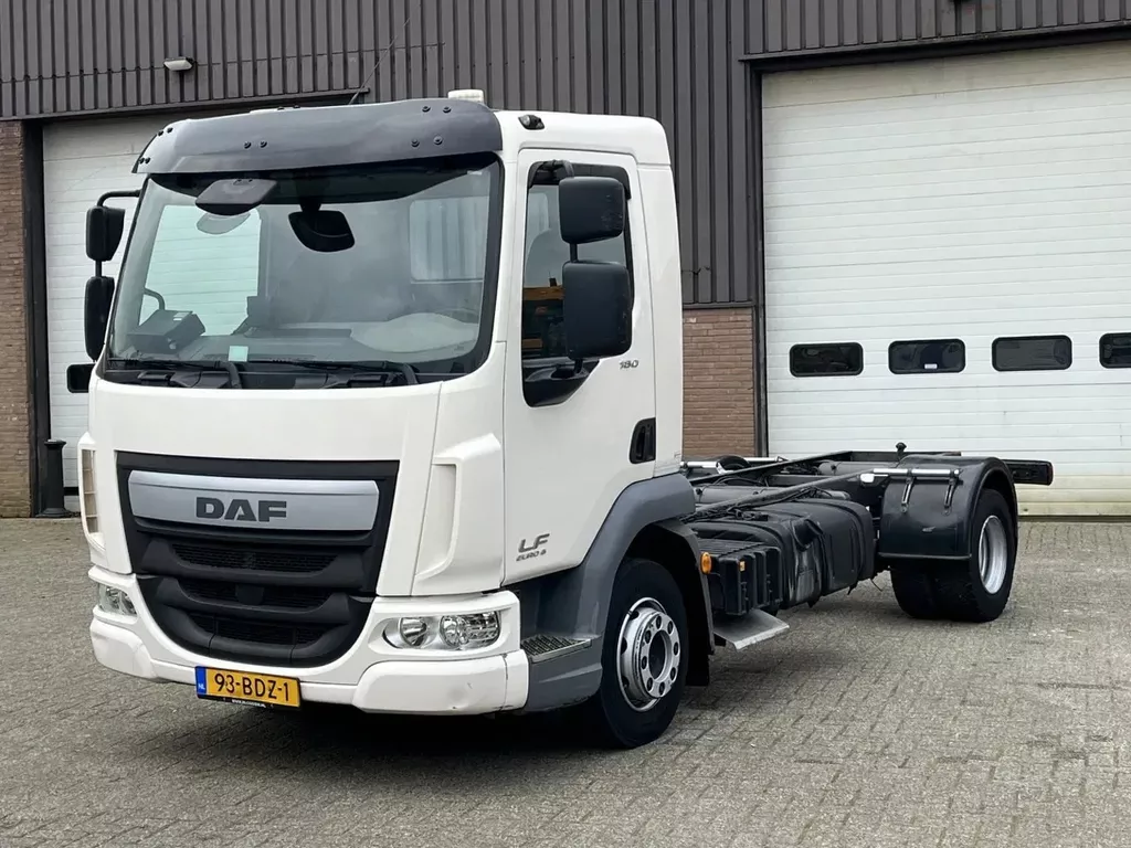 DAF LF 180 / Only 171.184 km / WB: 390 cm / Euro6 / PTO prepared / Airco / NL Truck