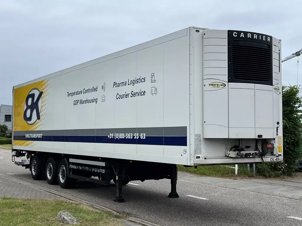 Schmitz Cargobull SKO24 / Multitemp Dubbele verdamper / Laadklep / 2 x Tussenschot verplaatsbaar / Stuuras / Liftas / SAF Schijf / NL Trailer