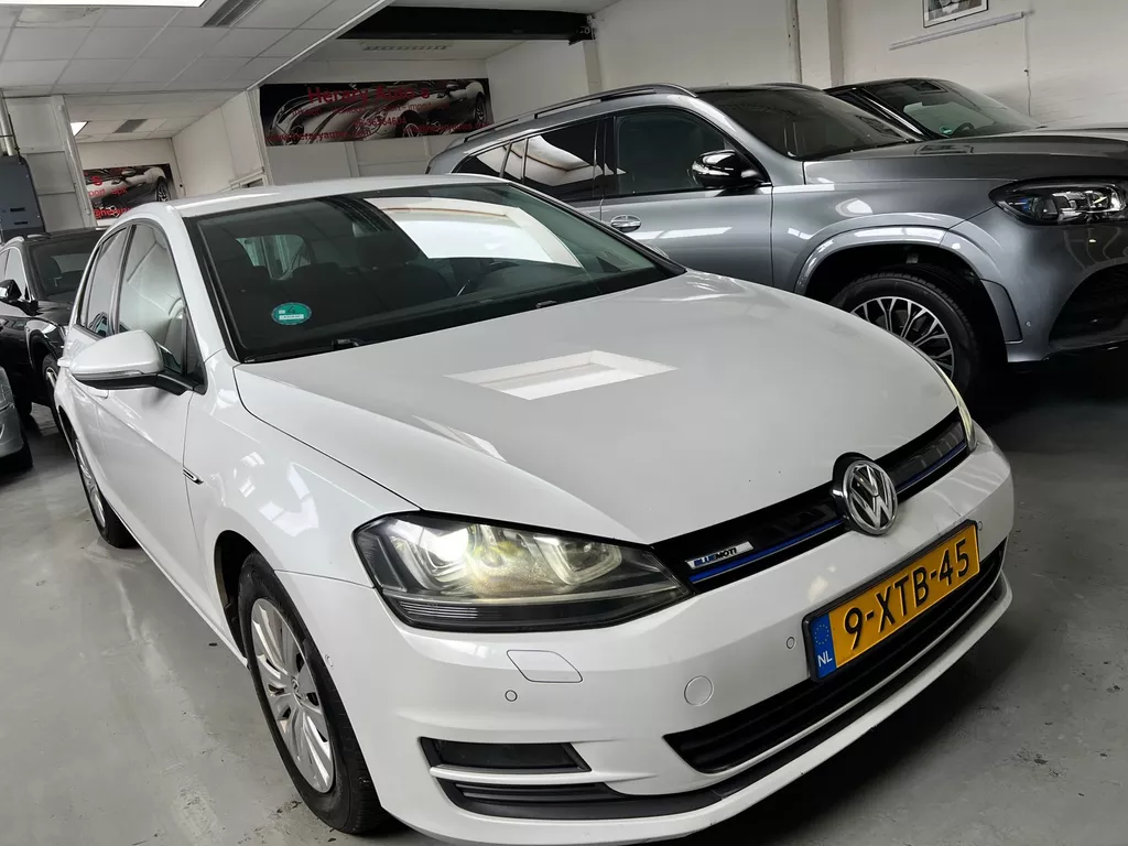 Volkswagen Golf 1.6 TDI Highline BlueMotion 5-Doors Navi PDC Climatronic Camera