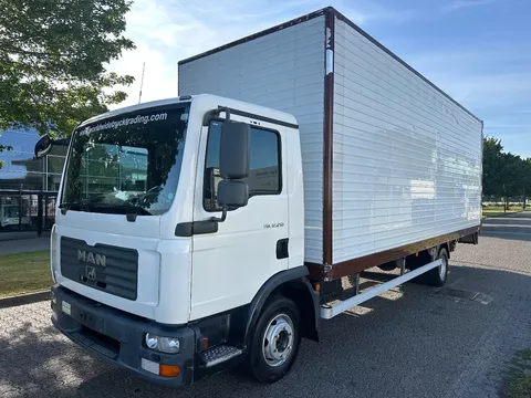 MAN TGL 12.210 MANUAL + 2000 KG LIFT + 2.60 M HIGH BIG BOX + AIRCO + SPRING / SPRING + 3 SEATS