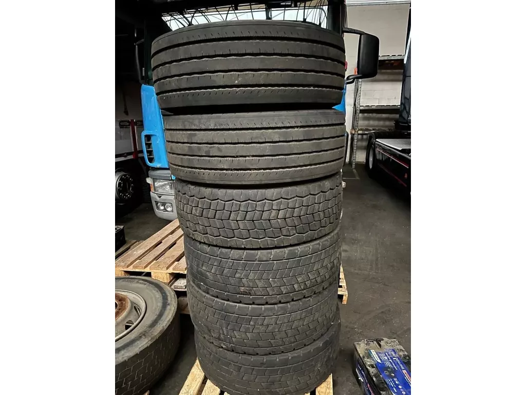 Continental Bandenset 2 x 315/60R22.5 + 4 x 295/60R22.5 Bandenset 2 x 315/60R22.5 + 4 x 295/60R22.5